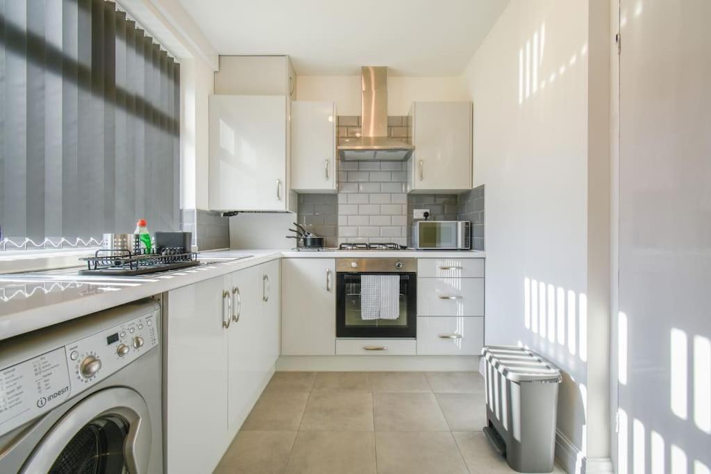 Modern Home: Heart Of Blackburn Holiday home *