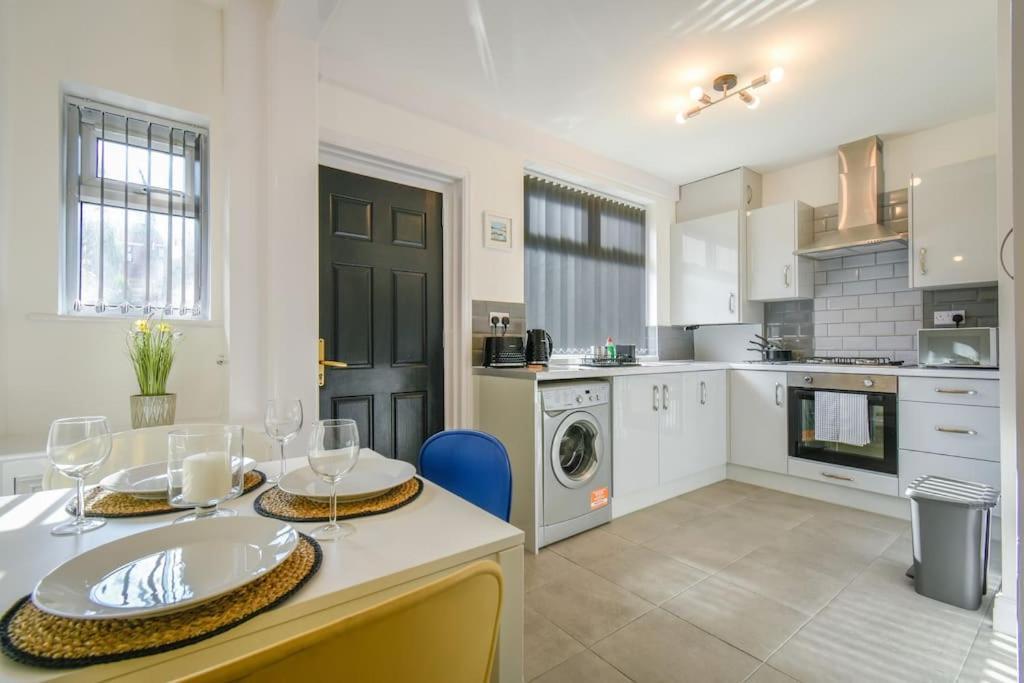 Modern Home: Heart Of Blackburn Holiday home *